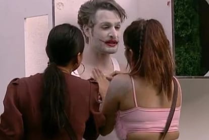 Bigg Boss 15: Fans angry with Karan Kundra for calling Umar Riaz a donkey trolled on social media