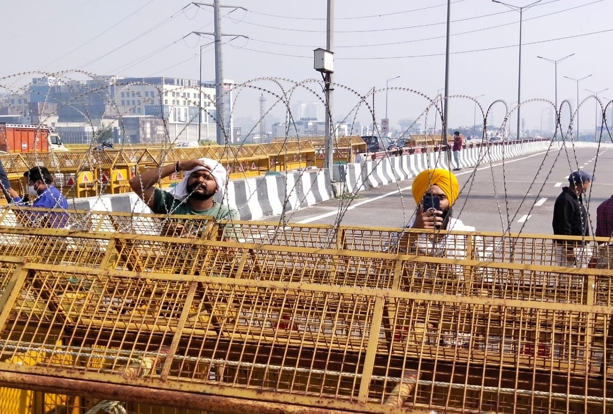 Kisan Andolan: Delhi Police Work To Remove Barricading Started From Gazipur Border Heavy Police Force Deployed