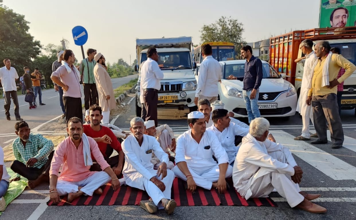 Shivpal Yadav sitting on dharna with farmers