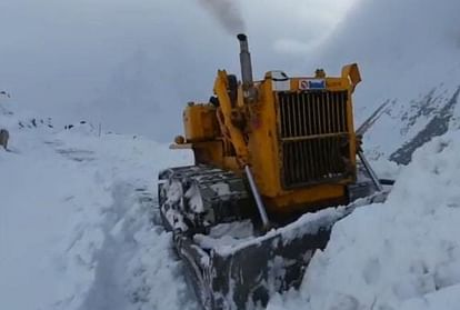 uttarakhand weather update news: Mana Pass road covered with snow on Indo-China border