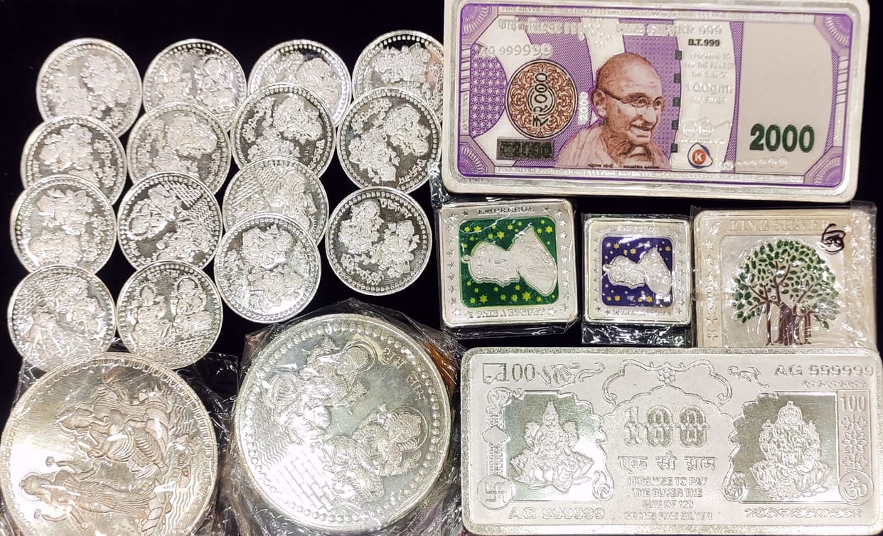 The festival of Dhanteras is approaching, the beauty of bullion shops is increasing