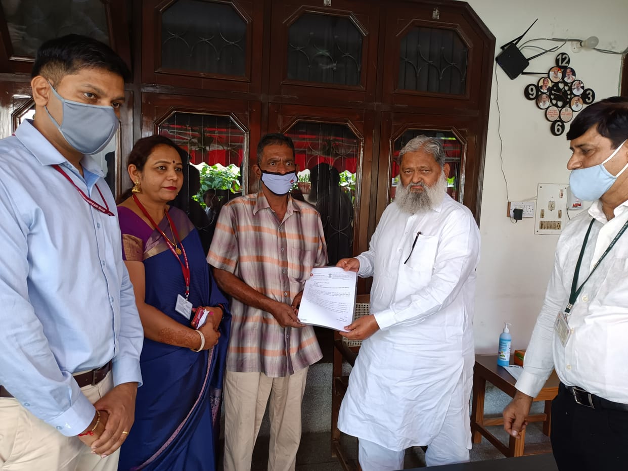 Health Minister handed over letters of benefit to two families