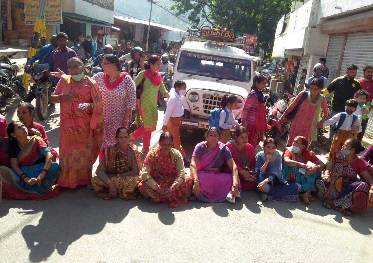 Women of Majiyakhet, who were facing drinking water crisis for a fortnight, blocked the NH