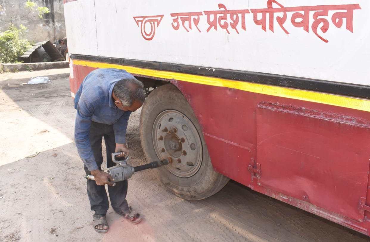 fathepur news,Tires installed in buses parked in the workshop