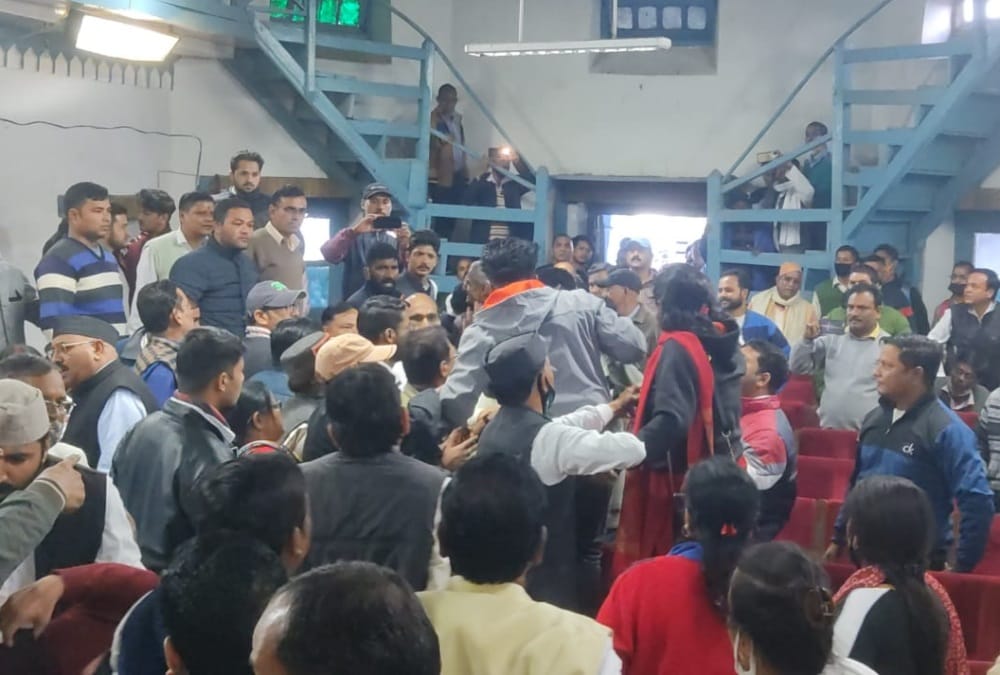 Uttarakhand News: Ruckus And Fight in Congress Meeting after indecent Comment on Women workers in Pauri photos