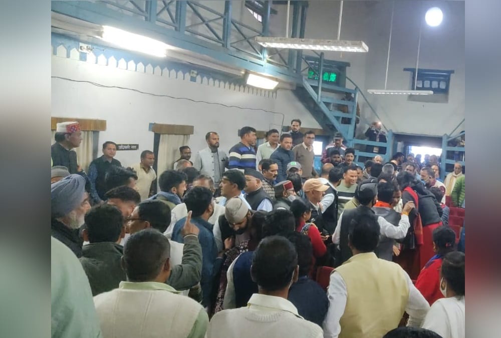 Uttarakhand News: Ruckus And Fight in Congress Meeting after indecent Comment on Women workers in Pauri photos