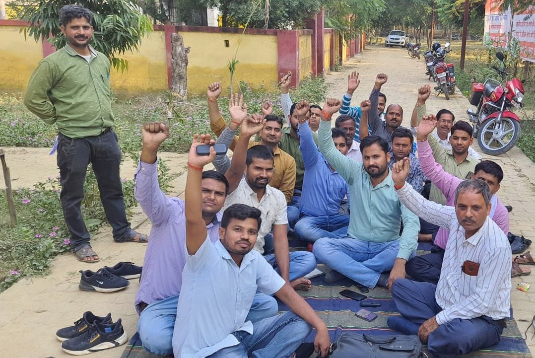 graam vikaas adhikaaree aur pradhaan putr mein chale joote-chappal, gussae sachivon ne blaak mein shuroo kiya dharana, pradhaan putr ke khilaaph kaarravaee kee kar rahe maang