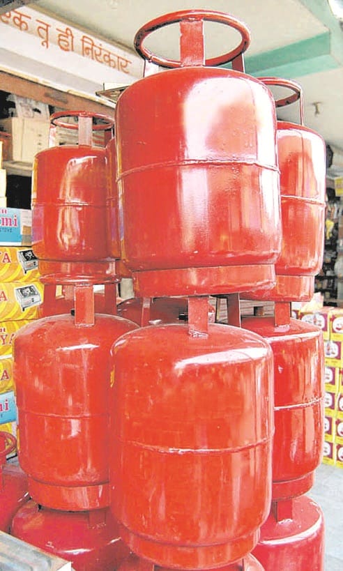 Cylinder in a loaded truck catches fire in Parvanoo