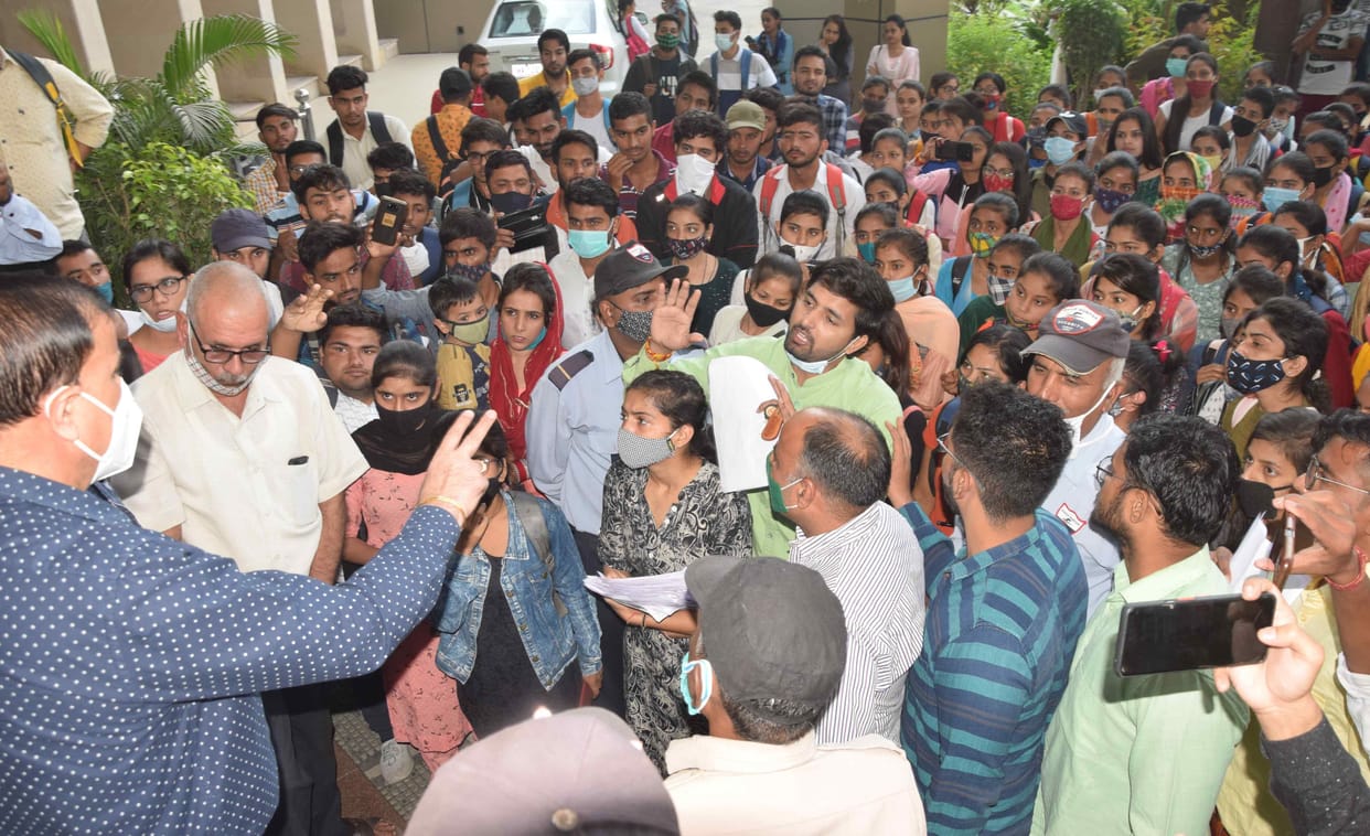 IC College: 107 children got less than 15 marks in BA English