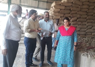SDM reprimanded the center in-charge for not buying paddy
