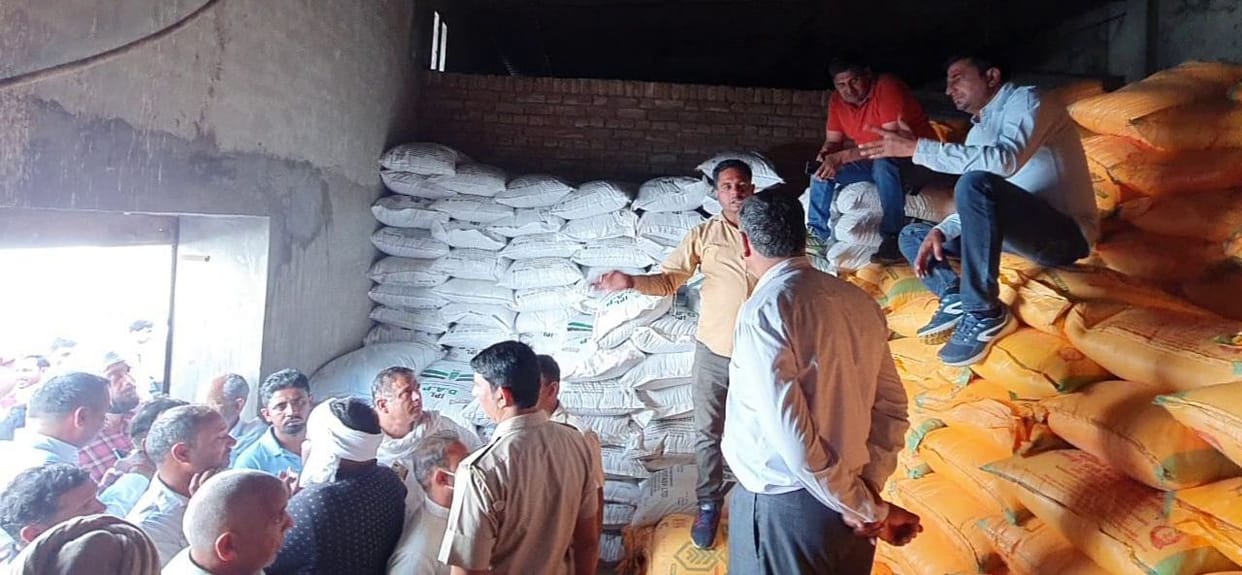 Farmers caught 16 bags of DAP fertilizer being carried in tempo, uproar