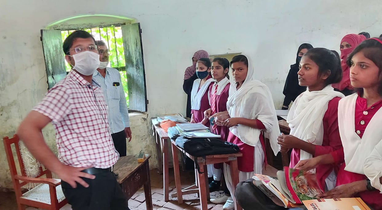 SDM, stopped the salary of principal and teachers, threatened on children's complaint