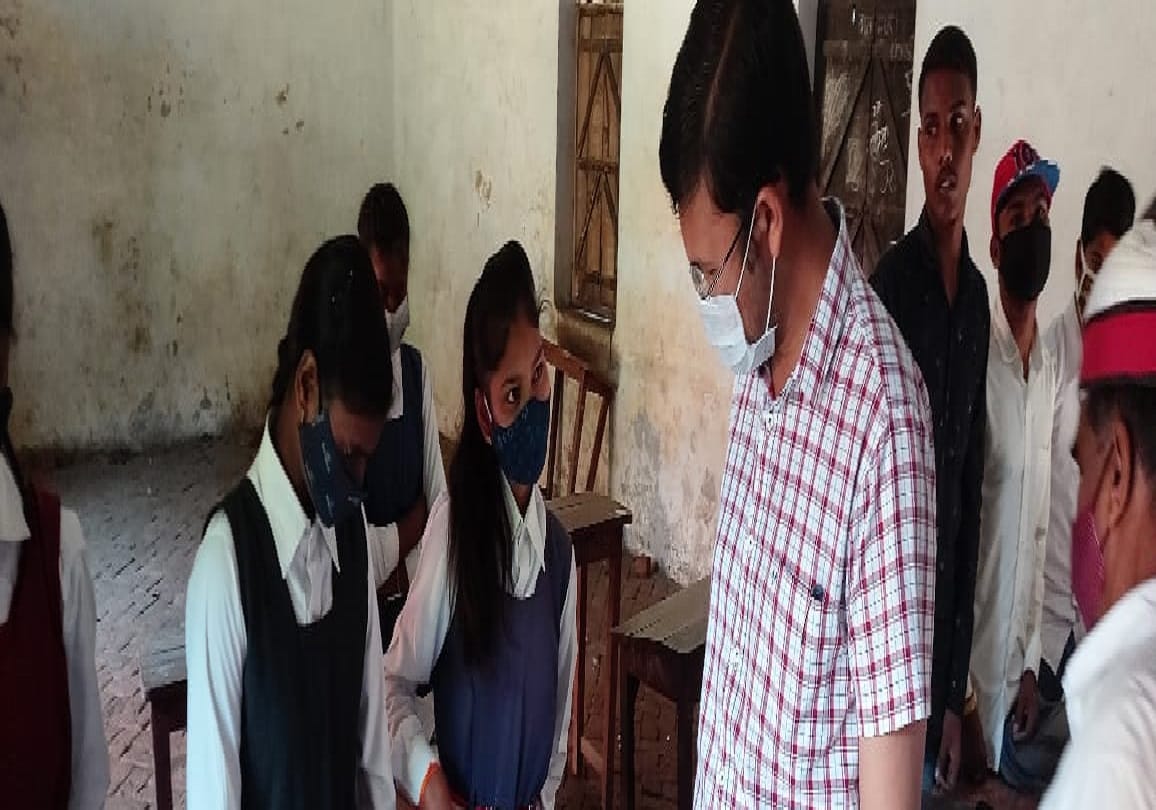 SDM stopped salary of college principal and teachers and 10 attendants suspended after  complaint of students in azamgarh