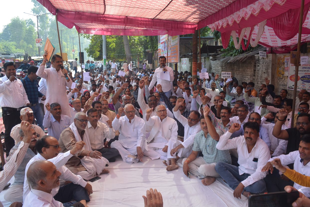 Aligarh: Employees and teachers showed strength by protesting