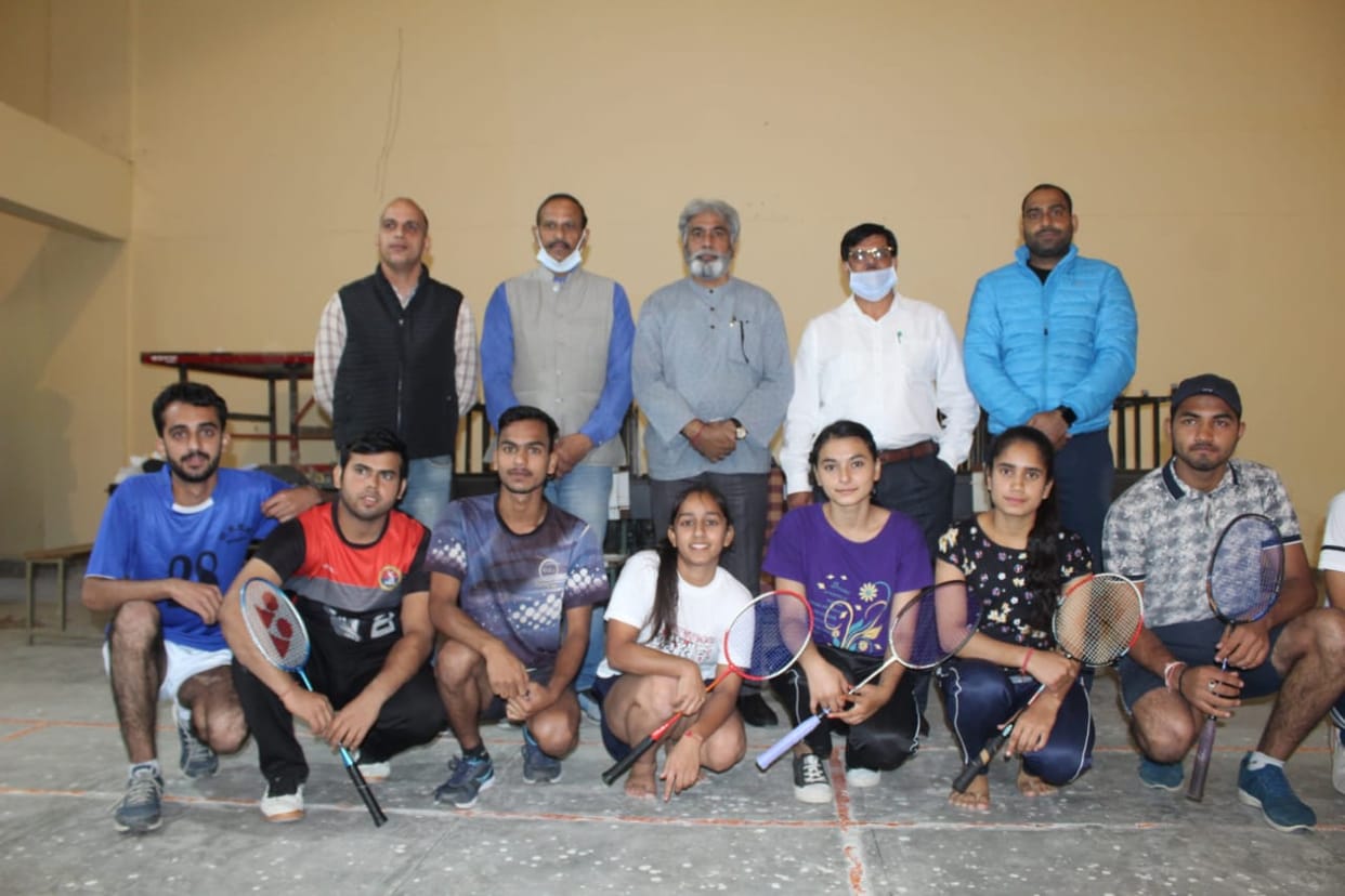priyanka and ramlakhan win badmintion pratiyogita