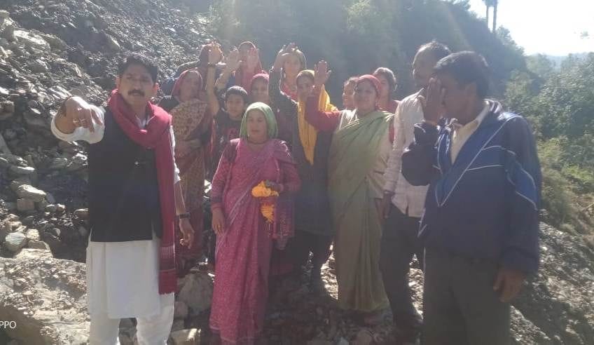 Villagers' demonstration to open the road