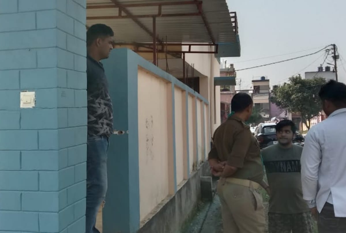 Dead body of young man found hanging from fan in gorakhpur