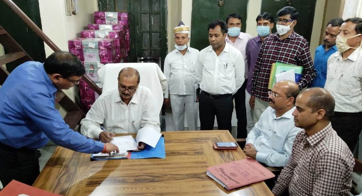 Newly appointed District Magistrate Avinash Krishna Singh took charge