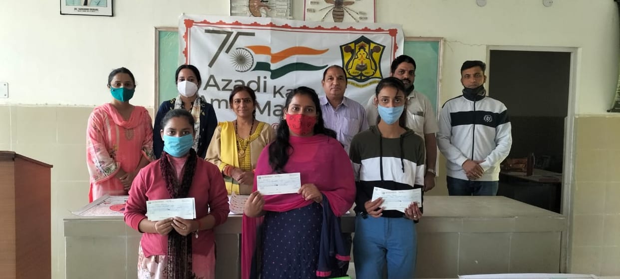neha sharma stood first in poster making pratiyogita in jukhala college