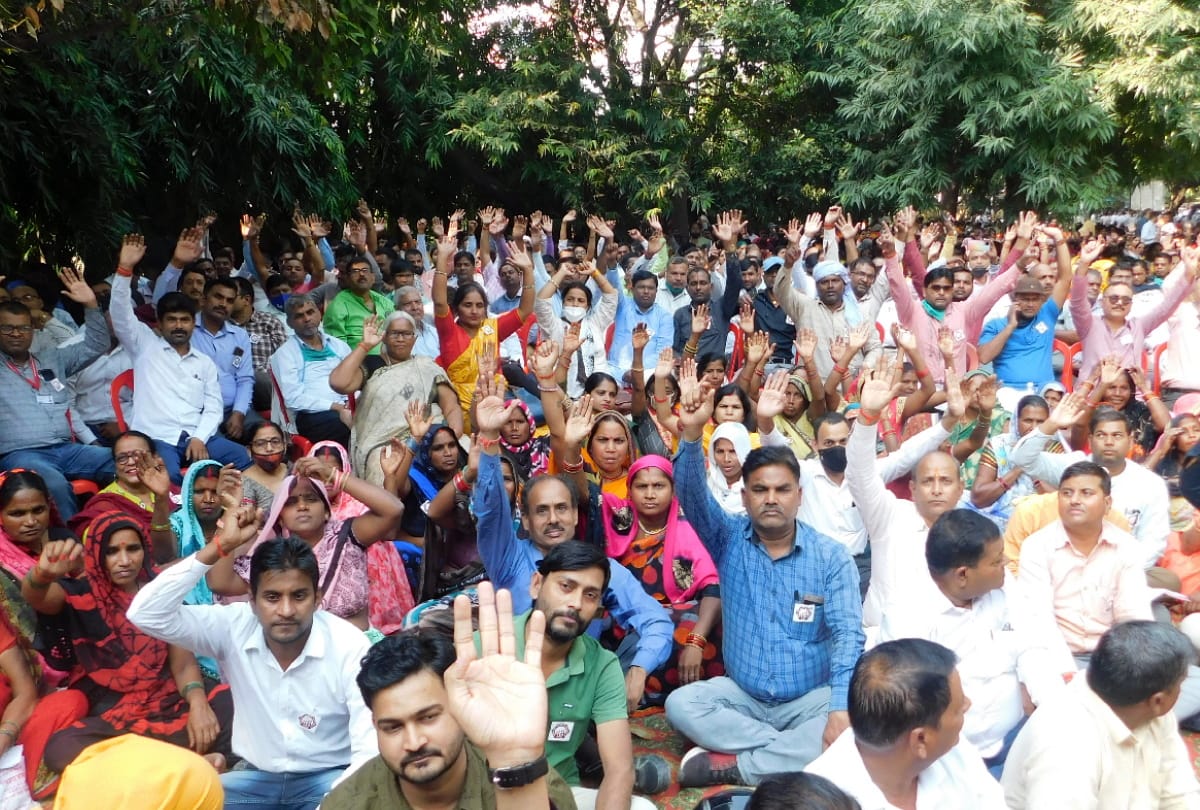 officers and employees of 32 departments including teachers demonstrated for restoration of old pension in Gorakhpur