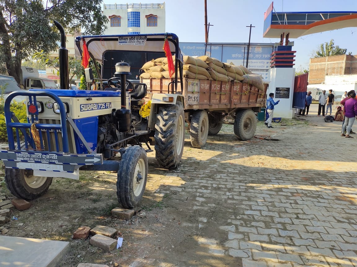 accident in mau teenager died in  suspicious circumstances due to fell down from tractor trolly