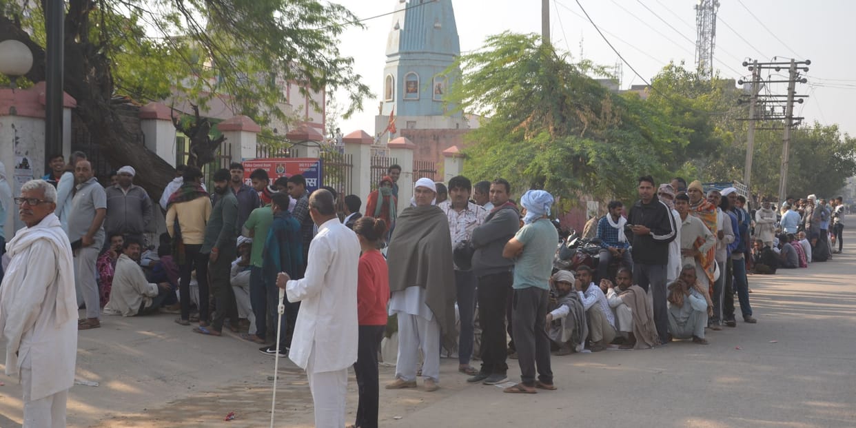 Fertilizer did not reach, more than 400 farmers returned disappointed