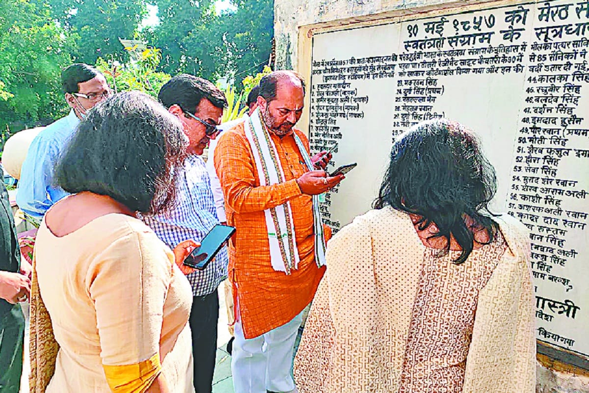 Minister of State for Panchayati Raj Upendra Tiwari kept searching on Google for 10 minutes Mangalpande relation with Meerut