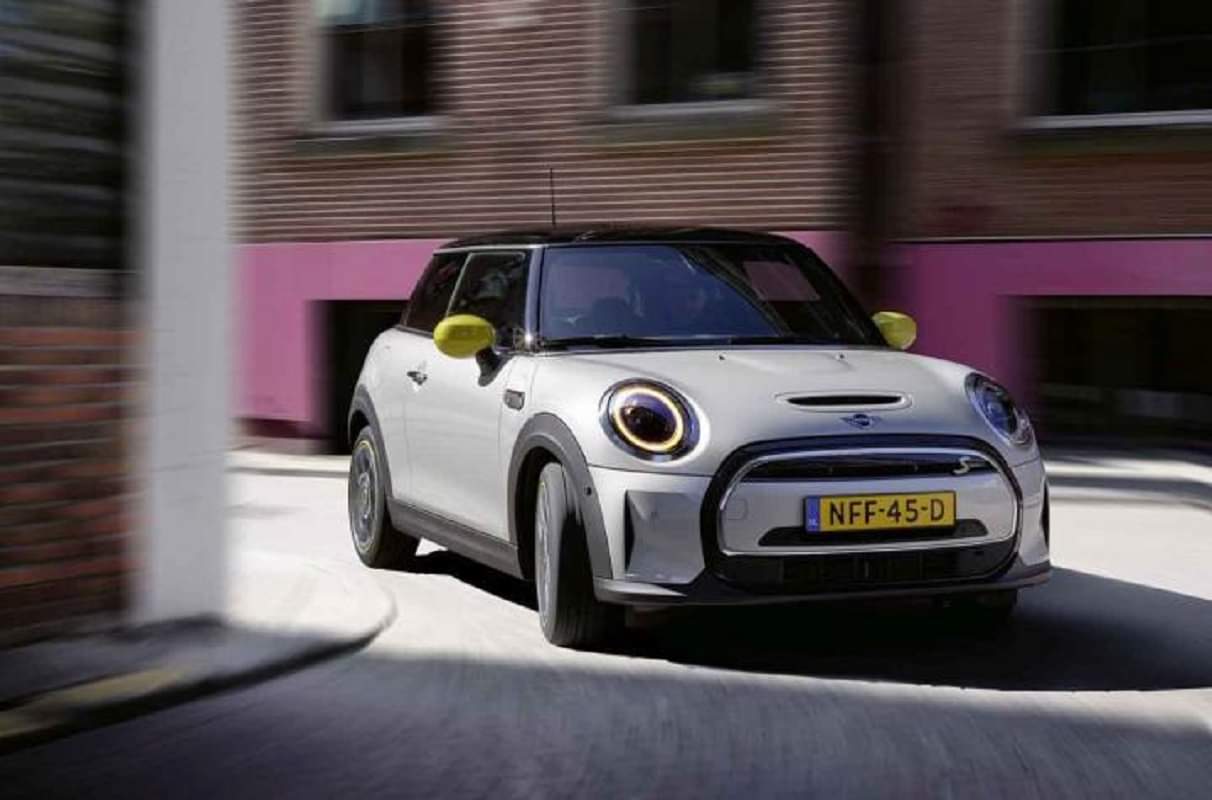 Mini Cooper SE Electric Car Price In India BMW India Starts Bookings for all-electric Mini Cooper SE again Availability limited to 40 units only 2022 mini cooper se features
