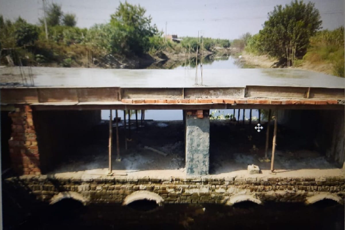 Baghpat News: The villagers of Bamnauli have got the bridge constructed with five lakh rupees of donations