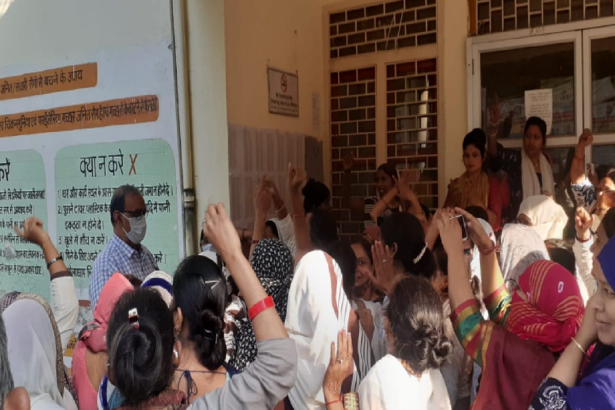 Asha workers have protest against CMO officer in Meerut