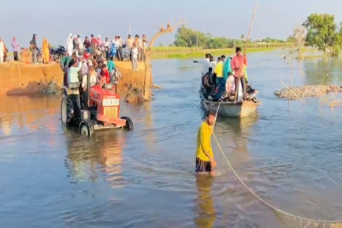 The officers removed the boat and then the villagers got the road repaired in Hastinapur of Meerut and see photos