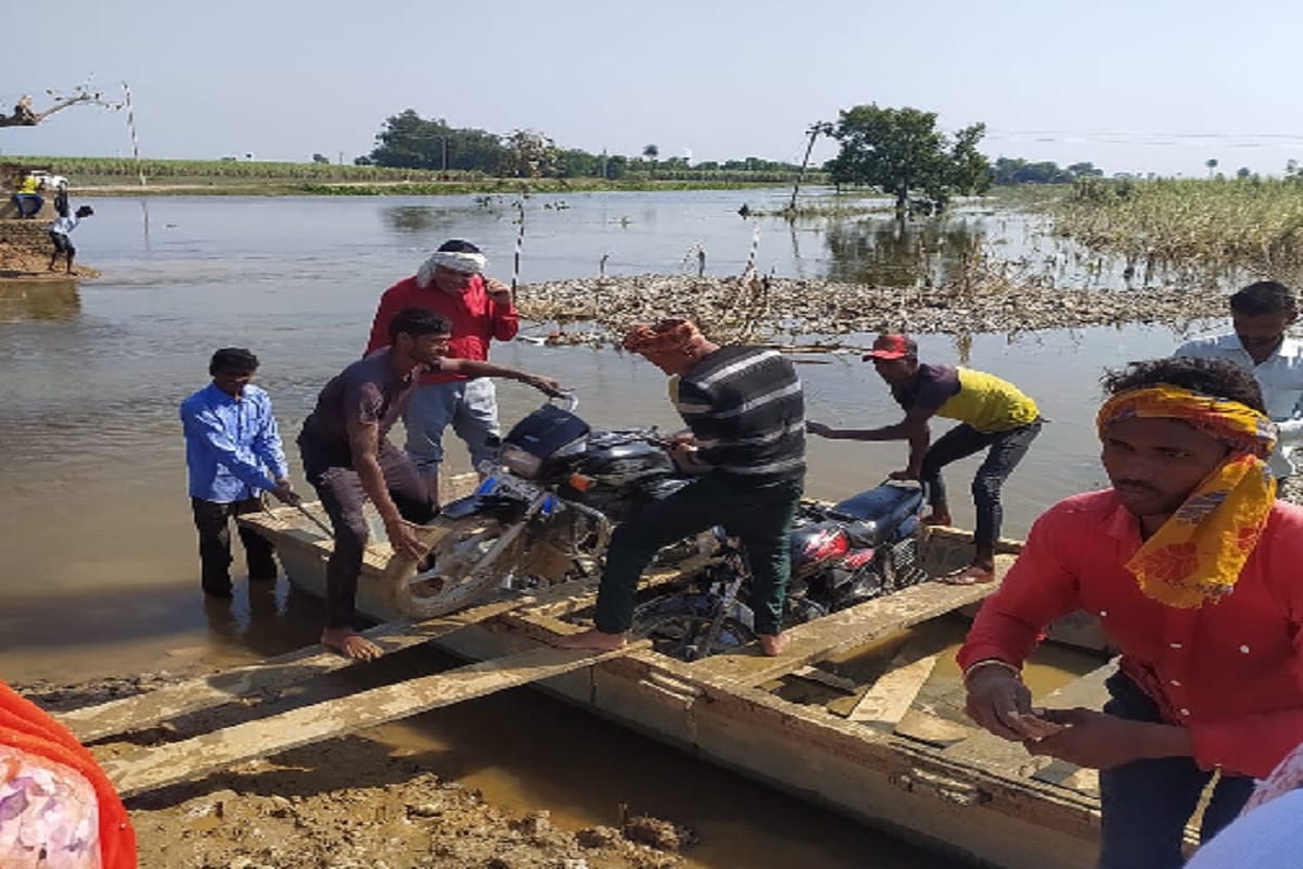 The officers removed the boat and then the villagers got the road repaired in Hastinapur of Meerut and see photos