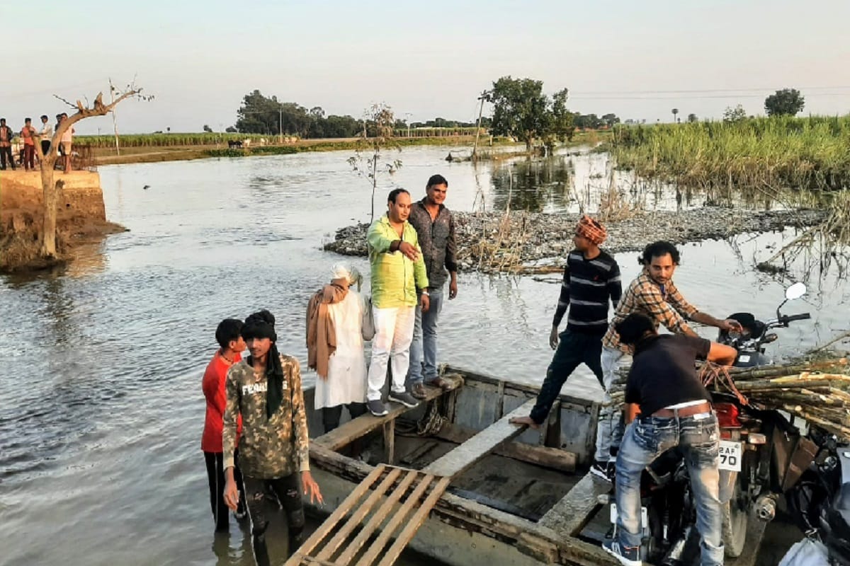 The officers removed the boat and then the villagers got the road repaired in Hastinapur of Meerut and see photos