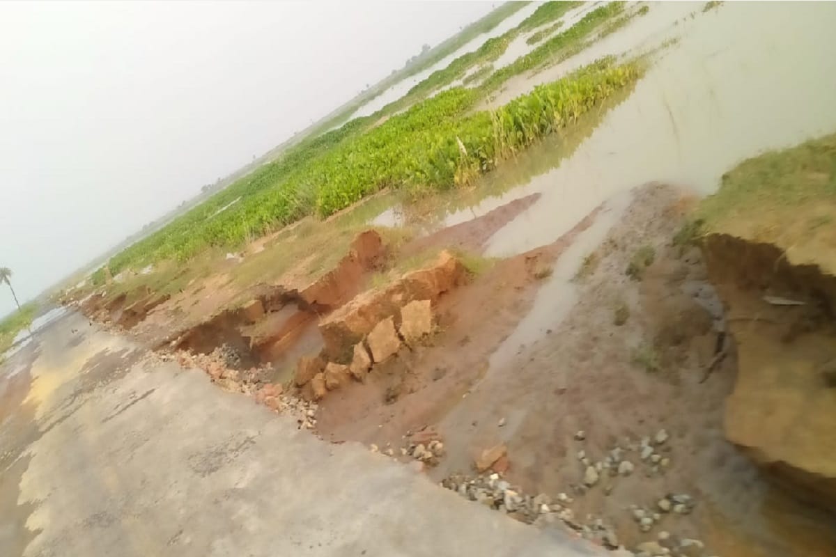 The officers removed the boat and then the villagers got the road repaired in Hastinapur of Meerut and see photos