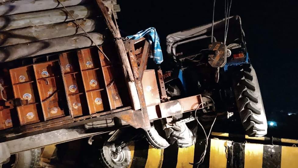 Roadways AC bus collided with tractor trolley, tractor driver dies