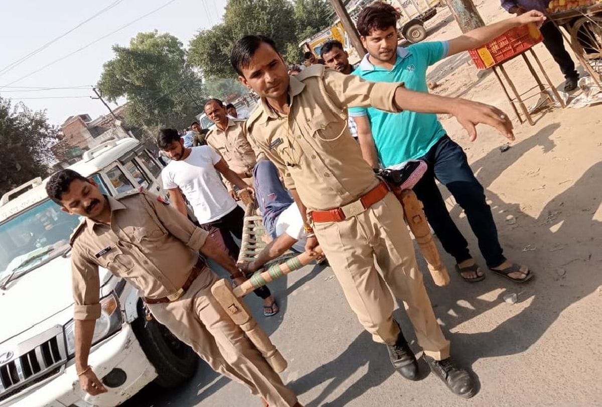 policemen carried the injured elderly person on cot to the hospital in agra