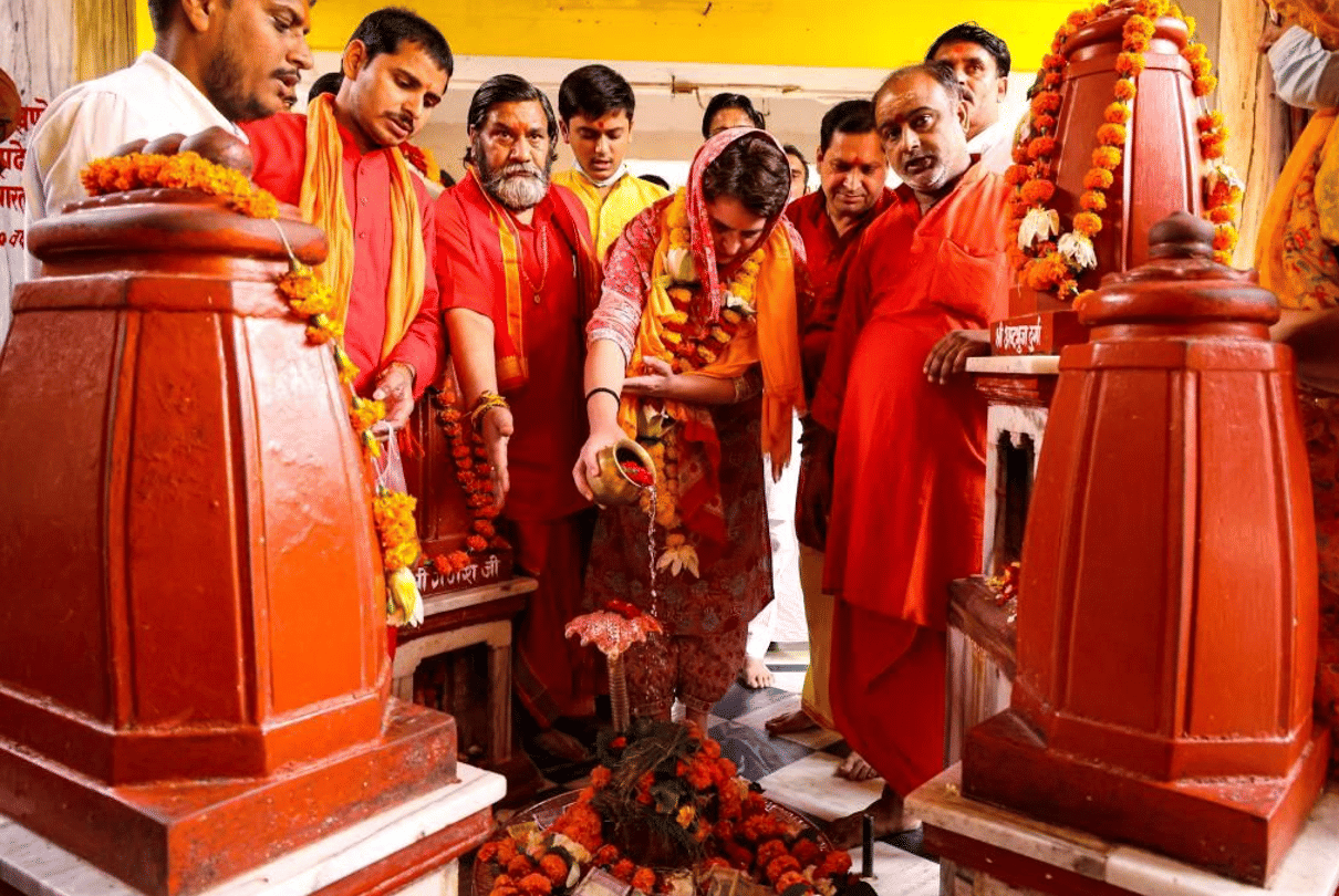 प्रियंका गांधी ने दतिया में शिवलिंग पर जल चढ़ाकर पूजा-अर्चना की।