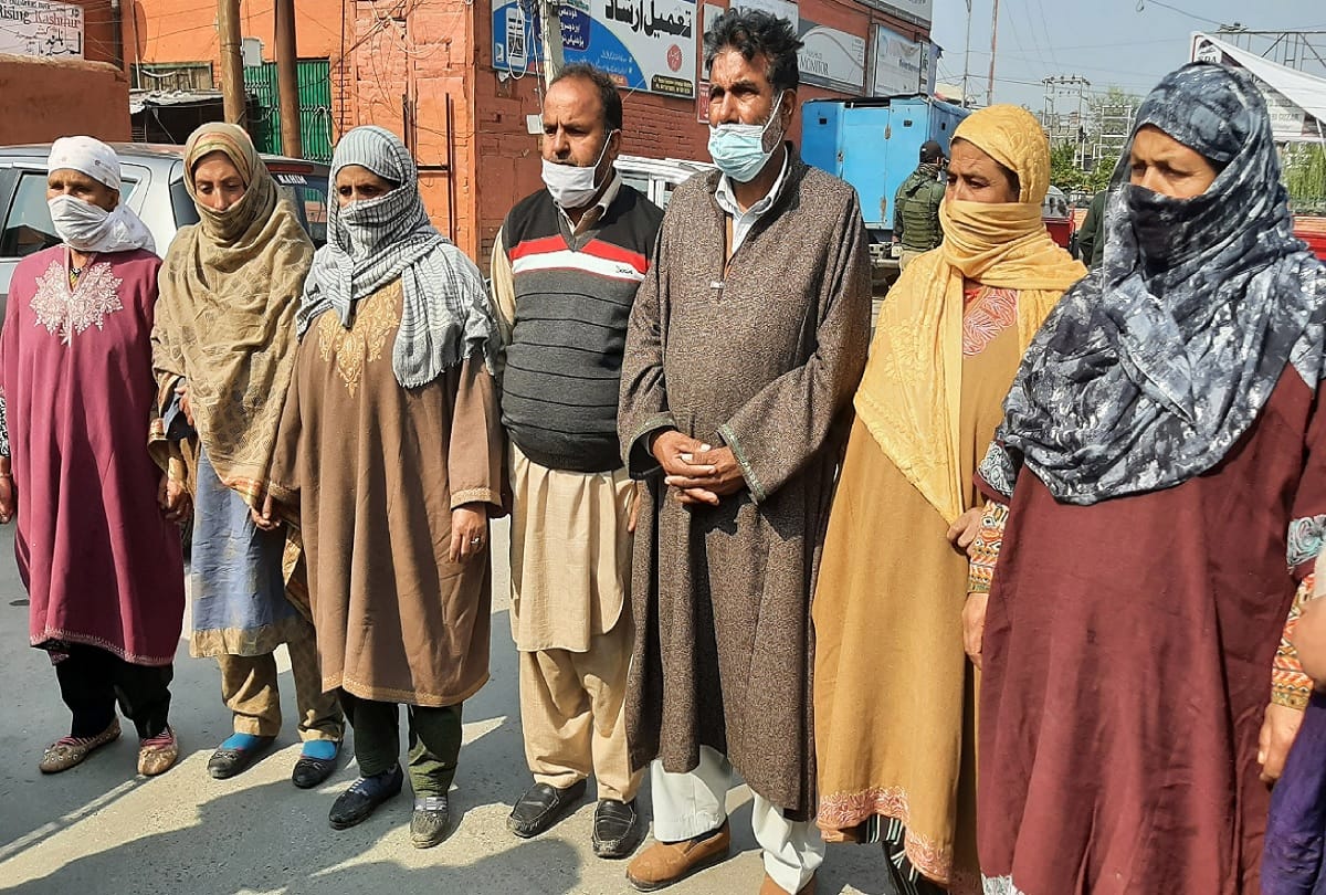 Family of Kashmiri student arrested in Agra demonstrated in Srinagar