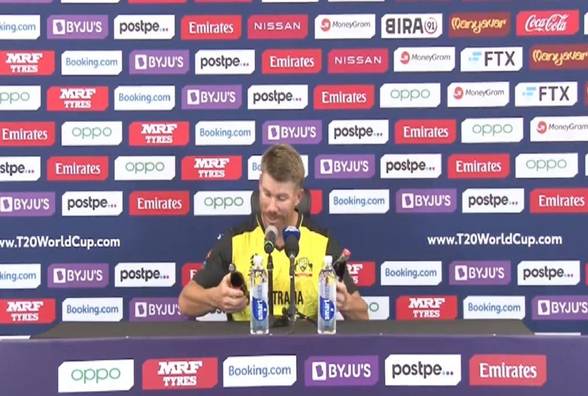 T20 World Cup 2021 David Warner removed Coca Cola bottles during the press conference had to be put back at the behest of ICC watch video