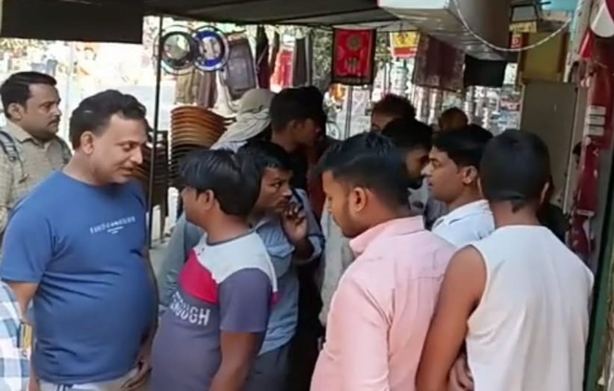 25 mobiles and 15 thousand rupees stolen from shop