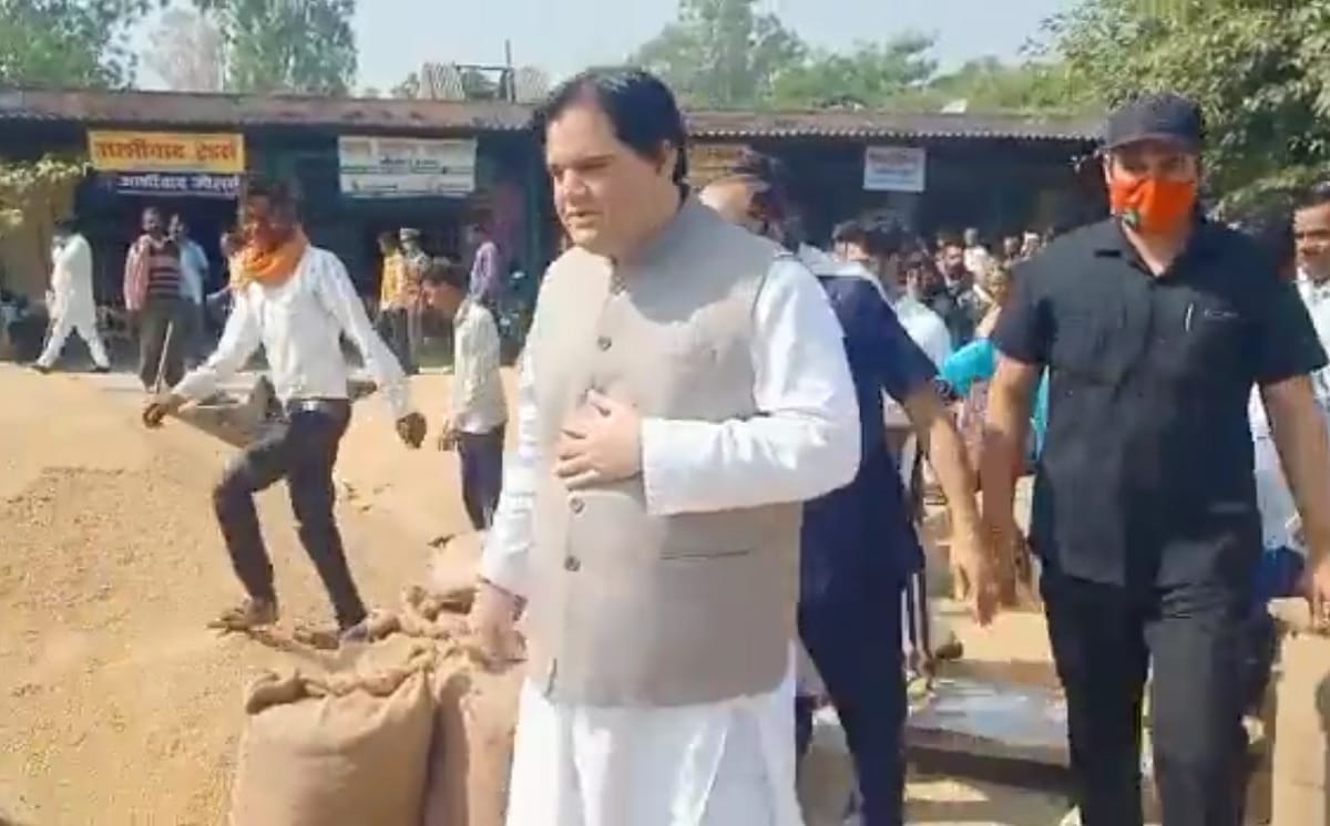 Varun Gandhi suddenly reached the Kisan Mandi on Friday
