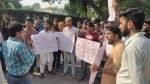 एएमयू बाब ए सैयद गेट पर प्रदर्शन करते छात्र ।