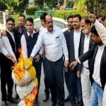 पुतला जलाते आगरा के वकील