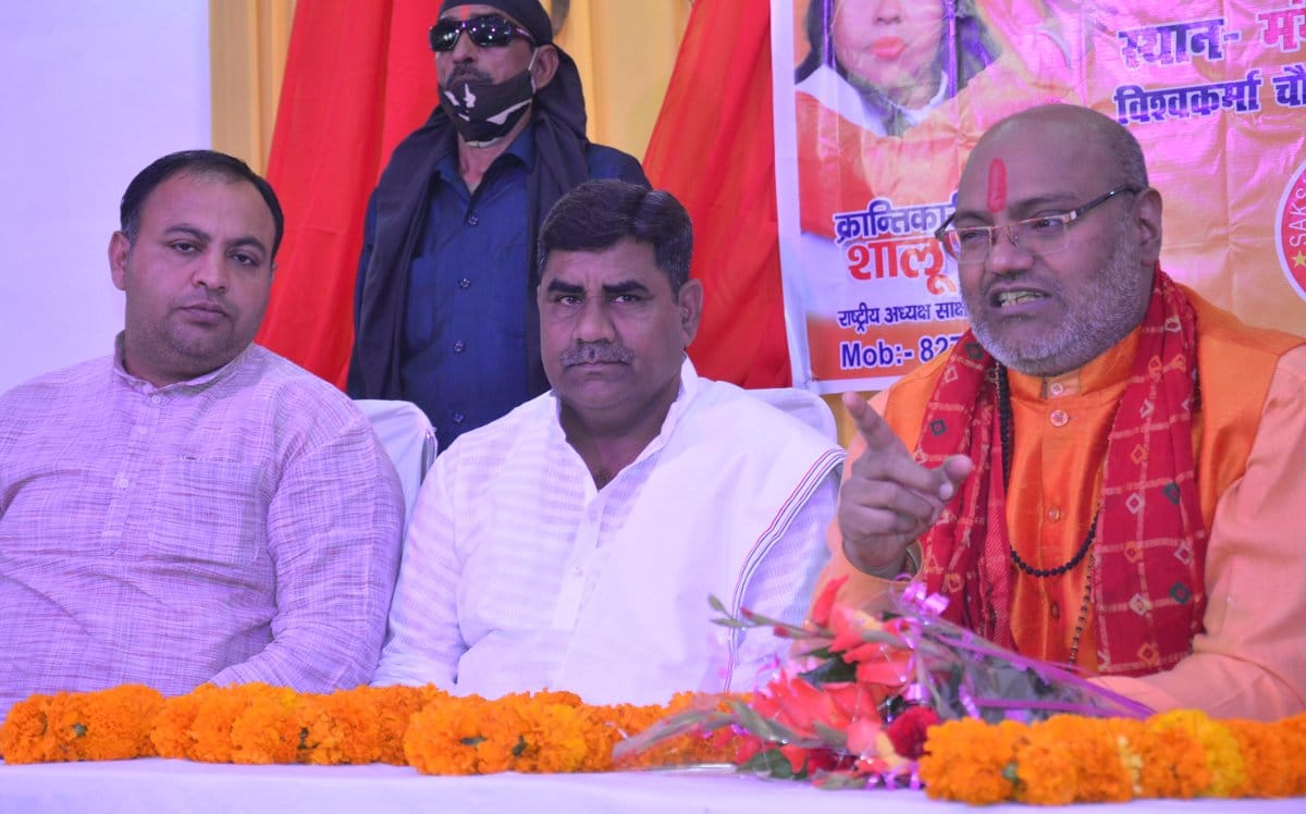 Modi government should shut down Darul Uloom: Narasimhanand
