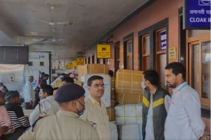 सामान की जांच करते अधिकारी