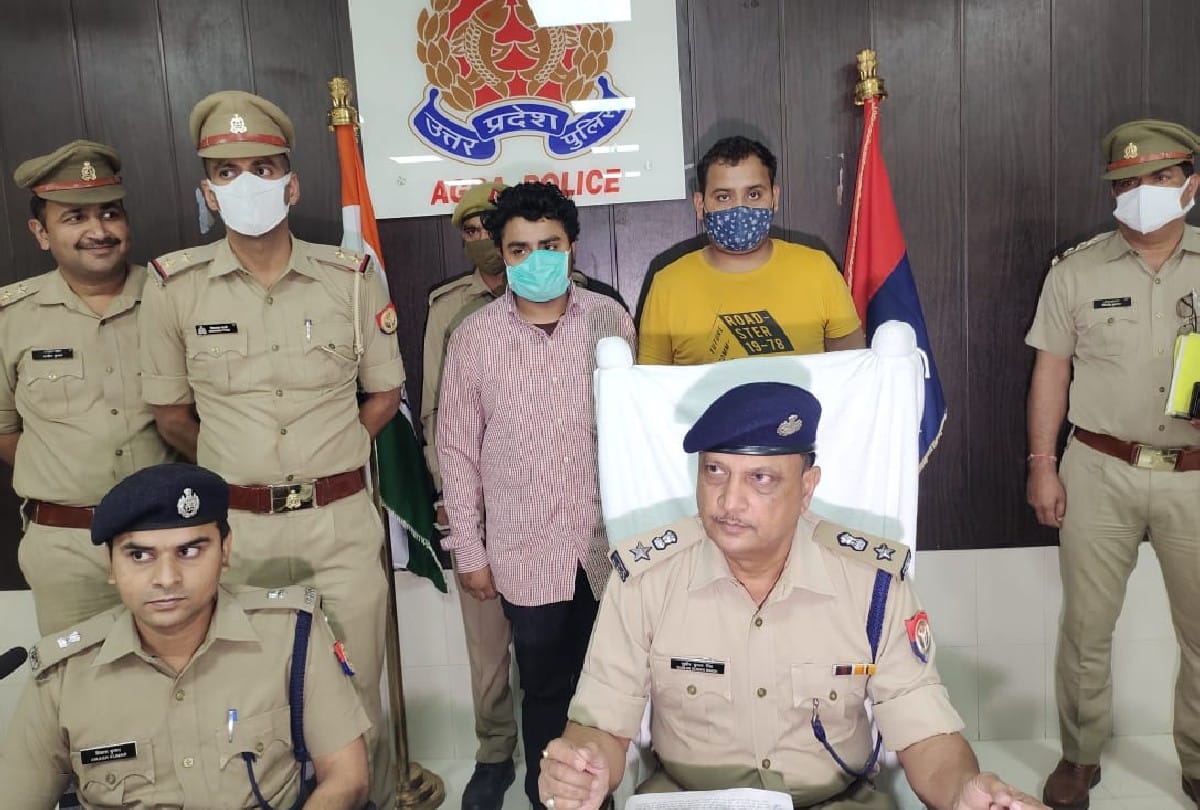 police arrested two accused for murder of showroom manager in Agra