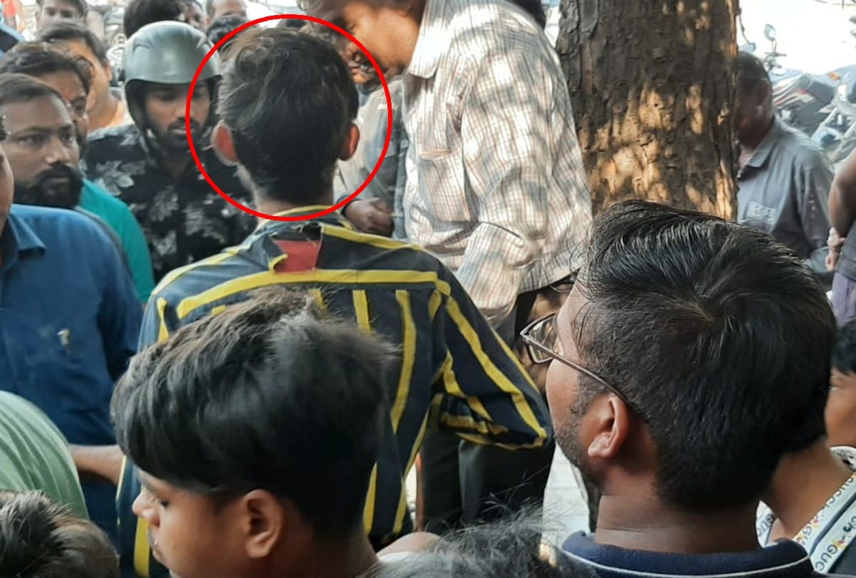 young man entered cosmetic shop with pistol in agra