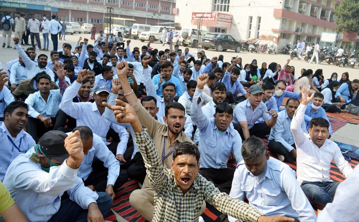 Employees' strike continues, hospital arrangements messed up