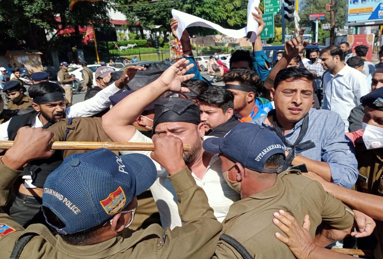 amit shah today in dehradun: Congress showed black flags, police arrested, see picture
