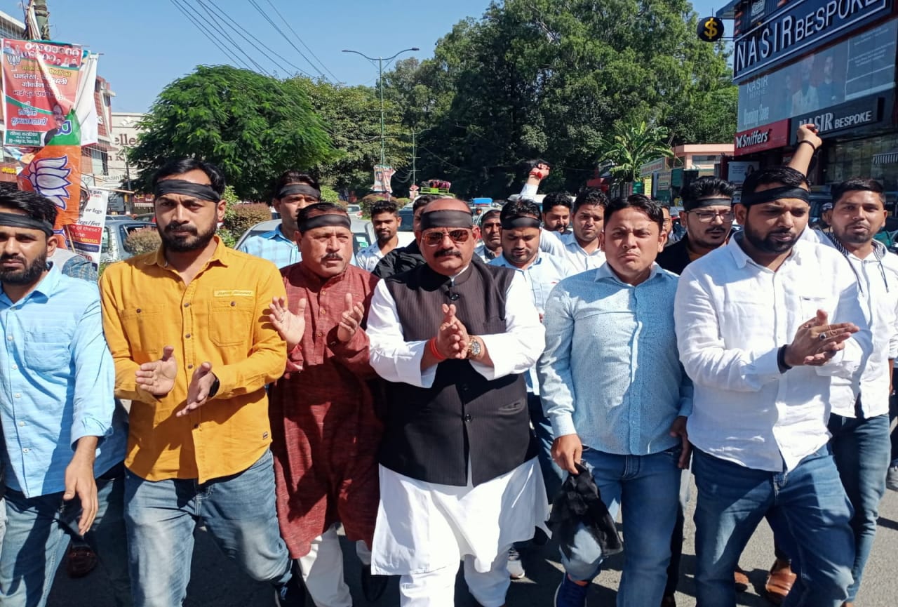 amit shah today in dehradun: Congress showed black flags, police arrested, see picture